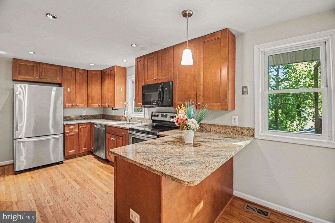 7409 Lake Dr - Photo 3 of 24