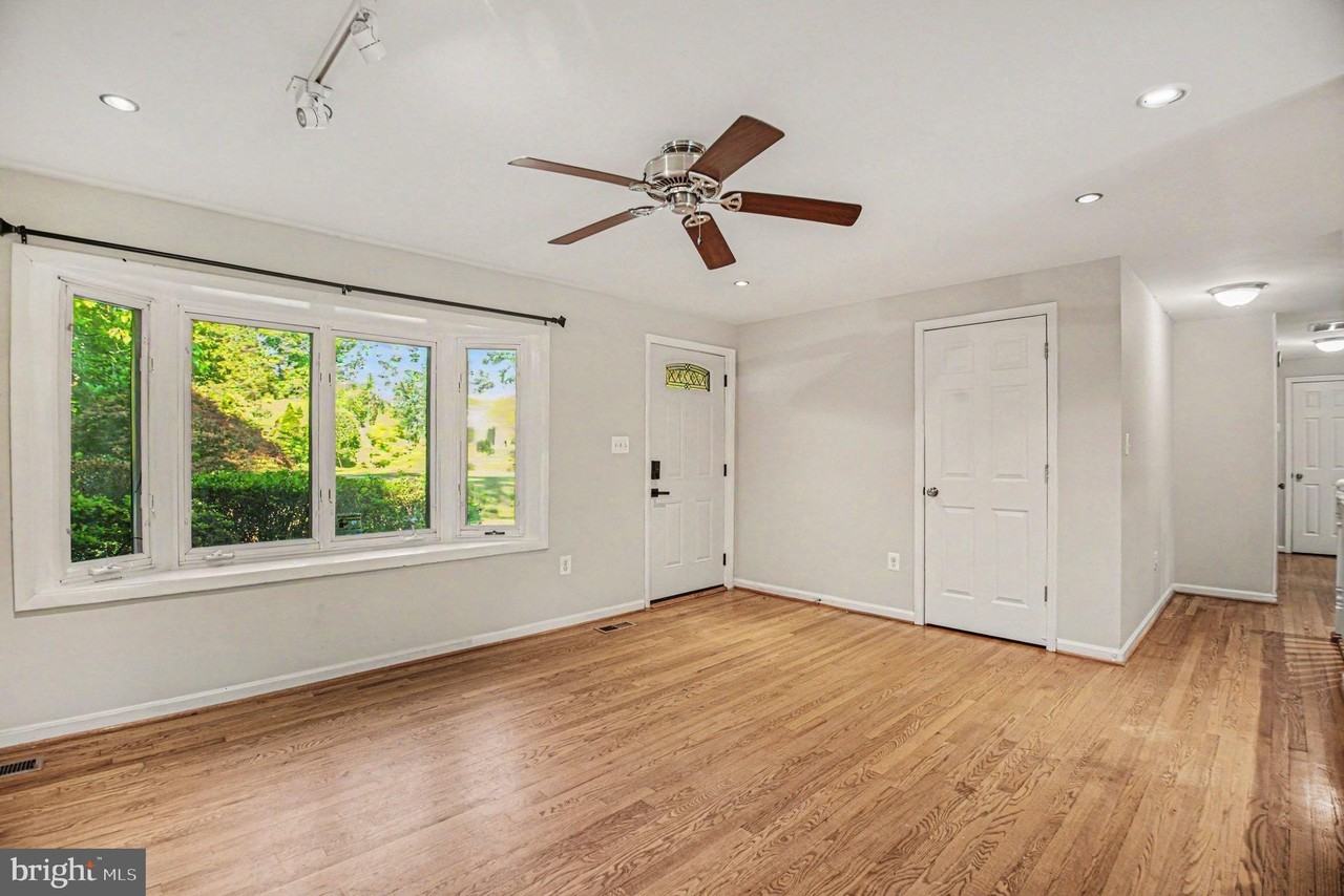 7409 Lake Dr - Photo 5 of 24
