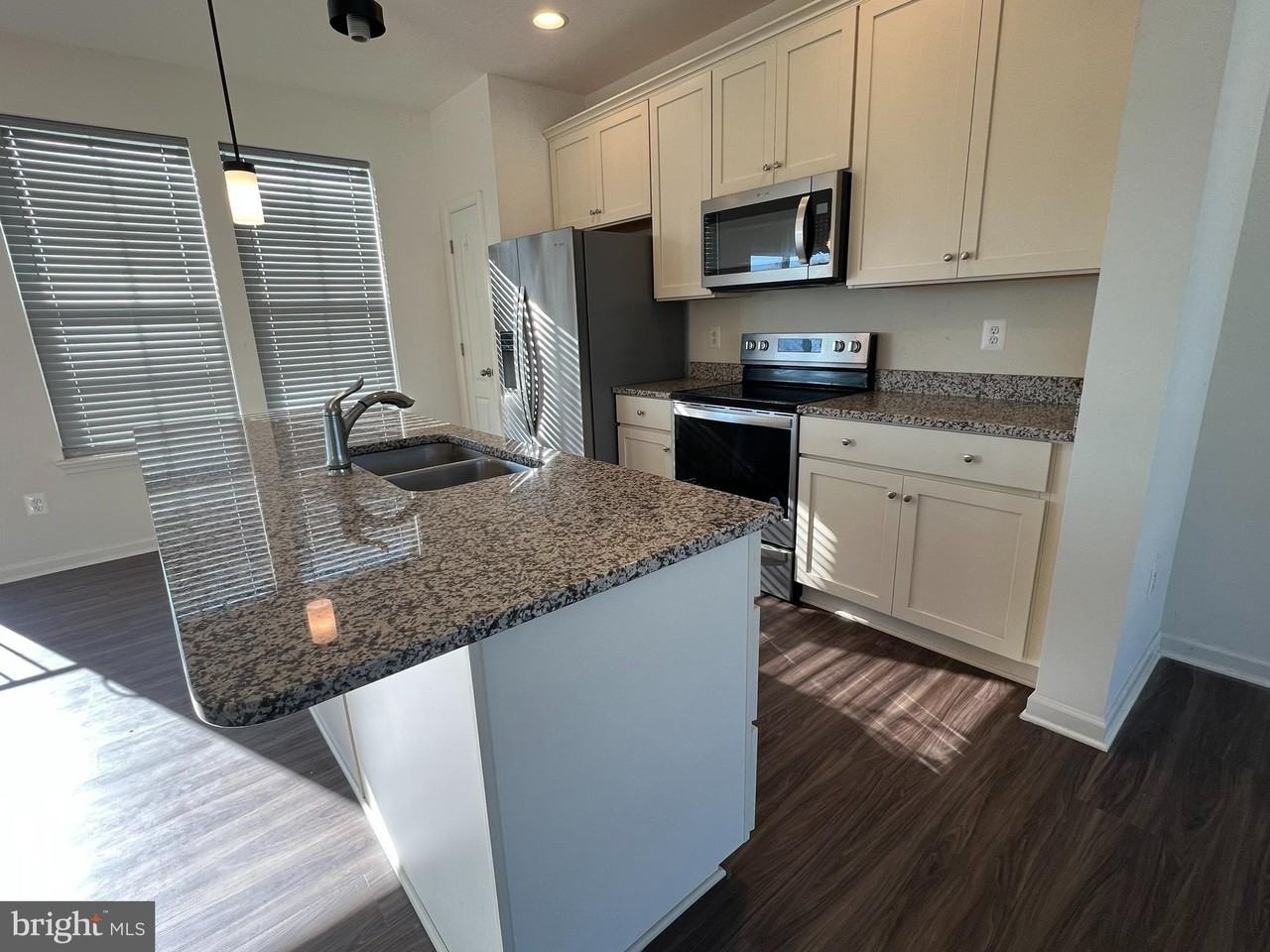 220 Charterhouse St - Photo 3 of 20
