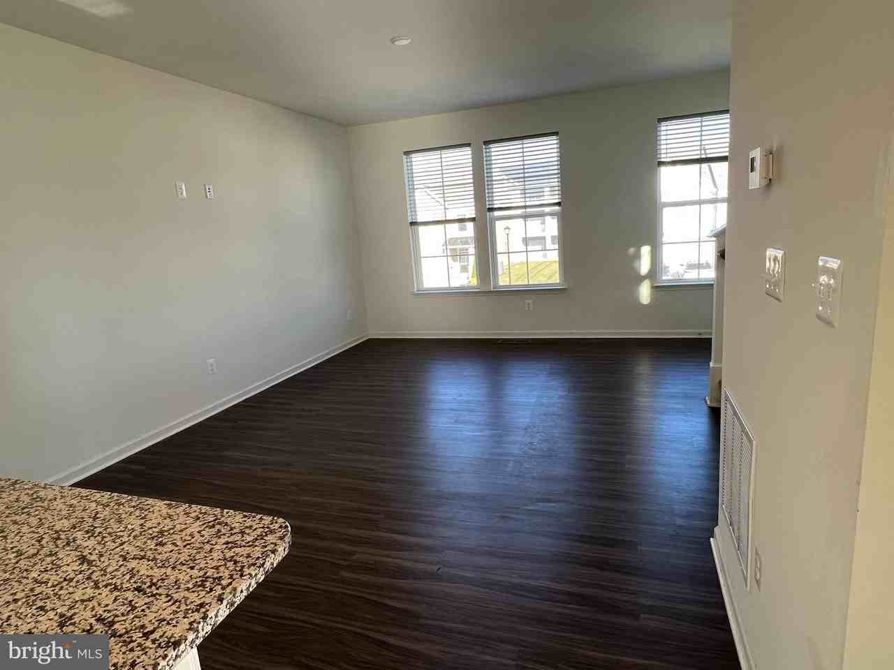 220 Charterhouse St - Photo 7 of 20