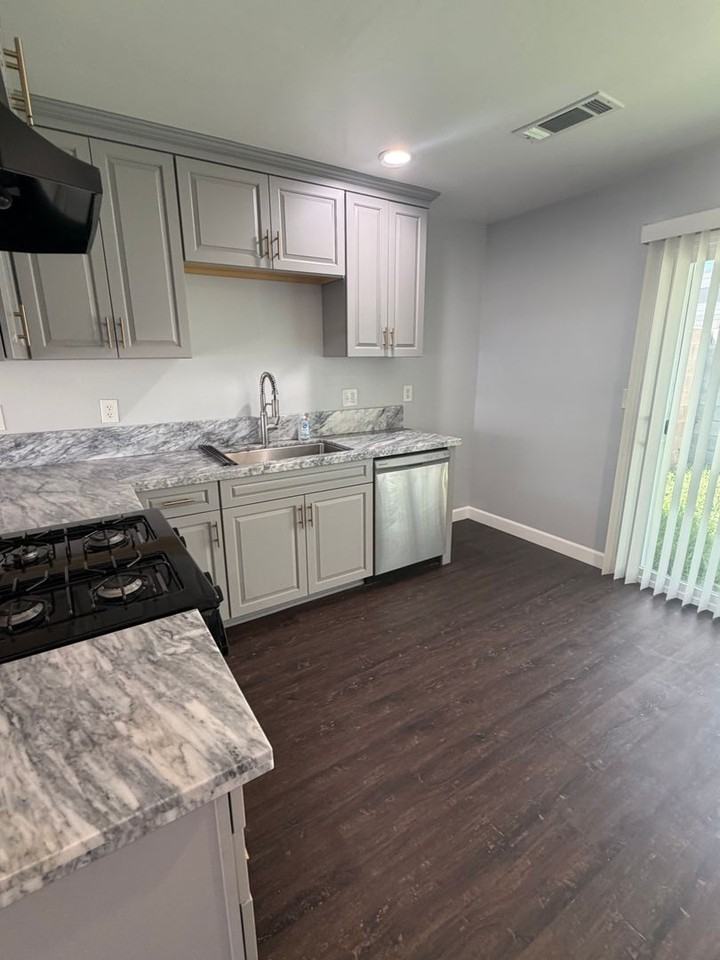 936 W 7th St - Photo 2 of 7