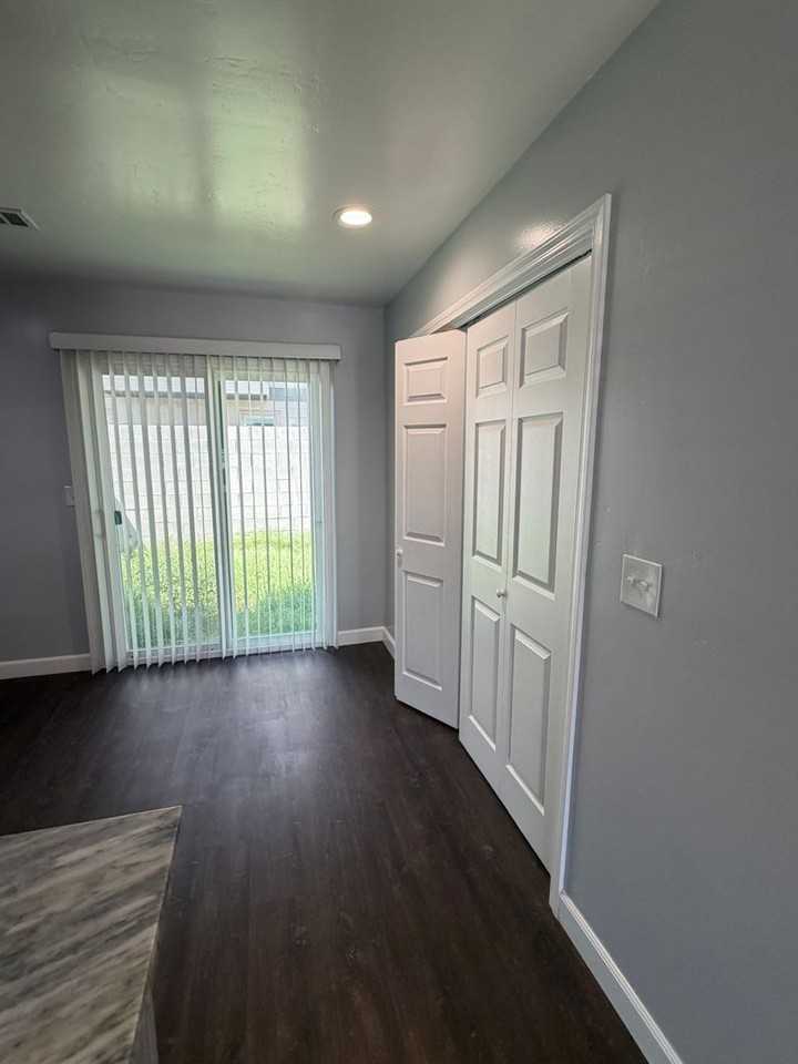 936 W 7th St - Photo 3 of 7