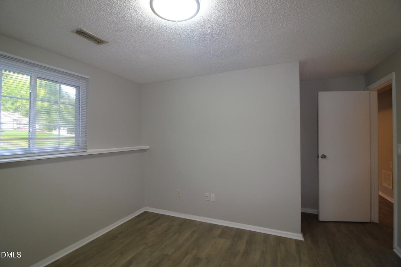 408 Drolmond Dr - Photo 4 of 22