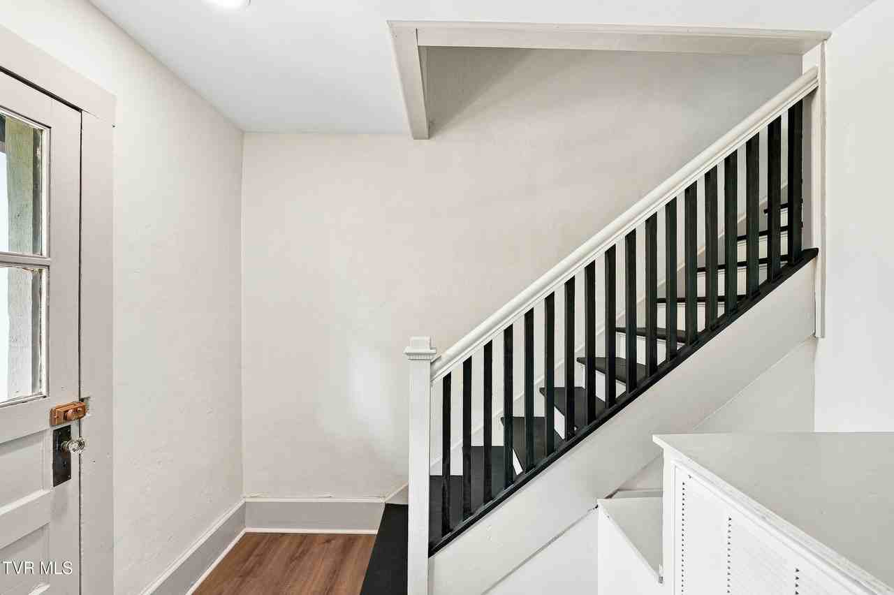 217 W Wanola Ave - Photo 3 of 25