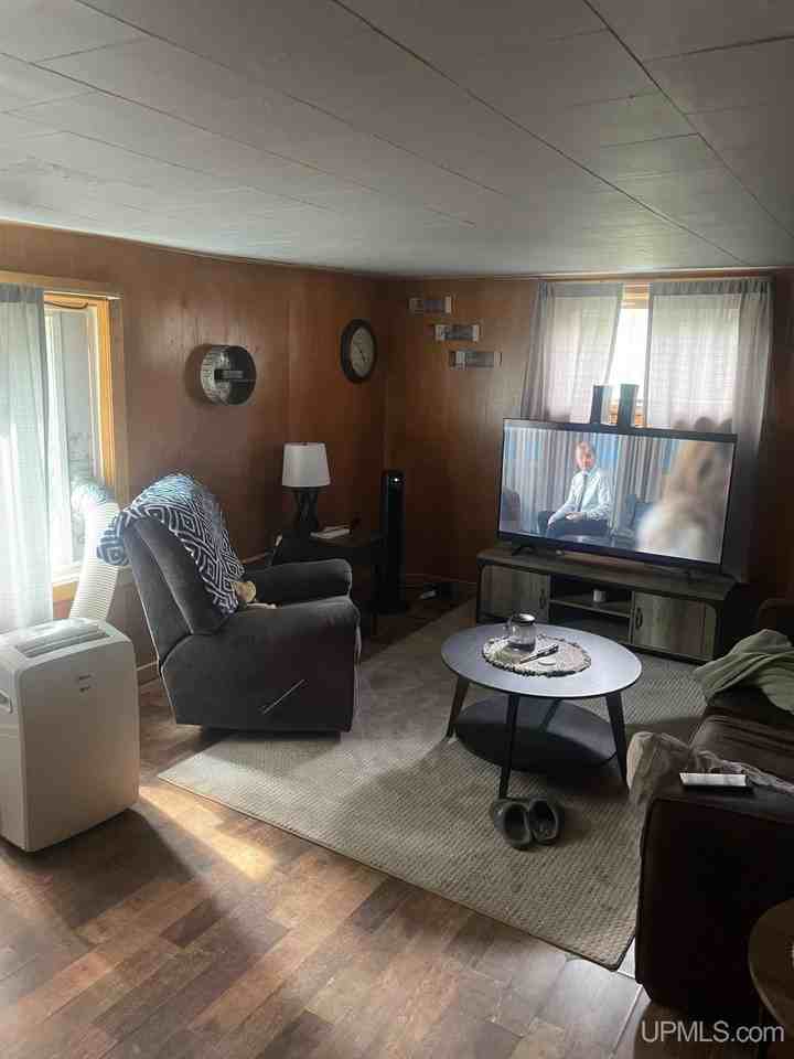 107 N Tamarack St - Photo 3 of 20