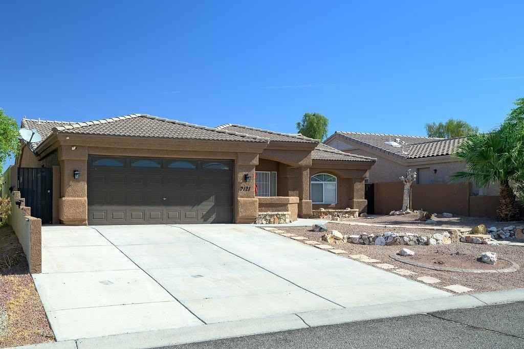 2121 E Desert Lakes Dr - Photo 2 of 26