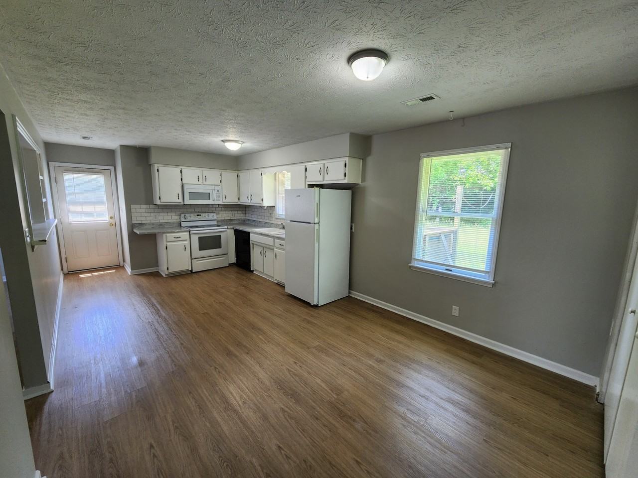 109 Eagle Dr #1 - Photo 3 of 9