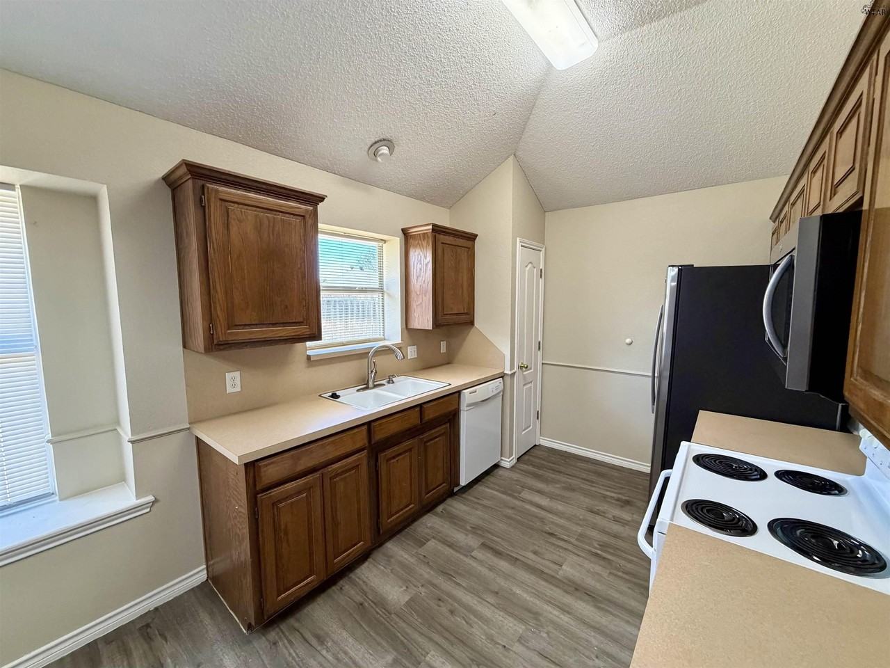 408 Horseshoe Ln - Photo 4 of 14