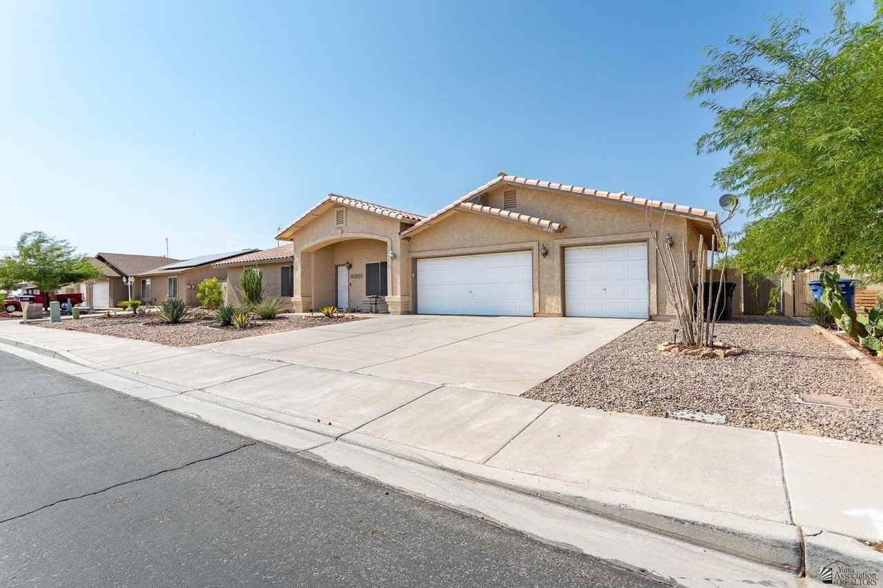 6088 E 40th Ln - Photo 3 of 32