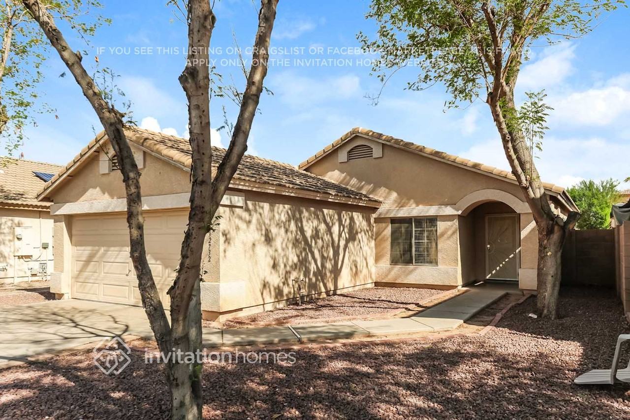 12732 W Voltaire Ave - Photo 3 of 17