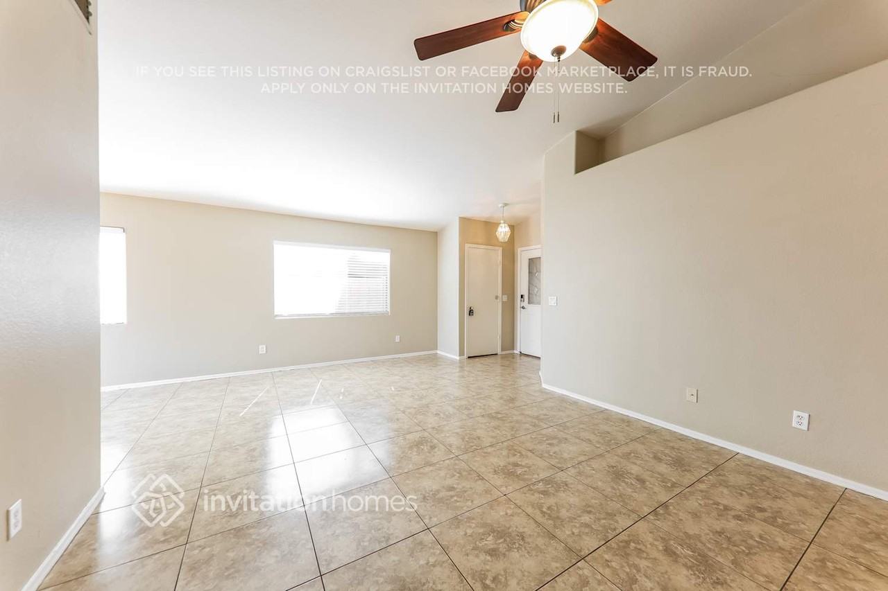 12732 W Voltaire Ave - Photo 4 of 17