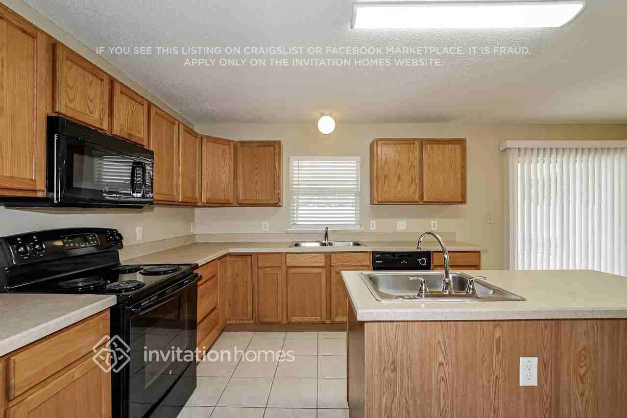 1249 Stonewater Cir - Photo 7 of 18