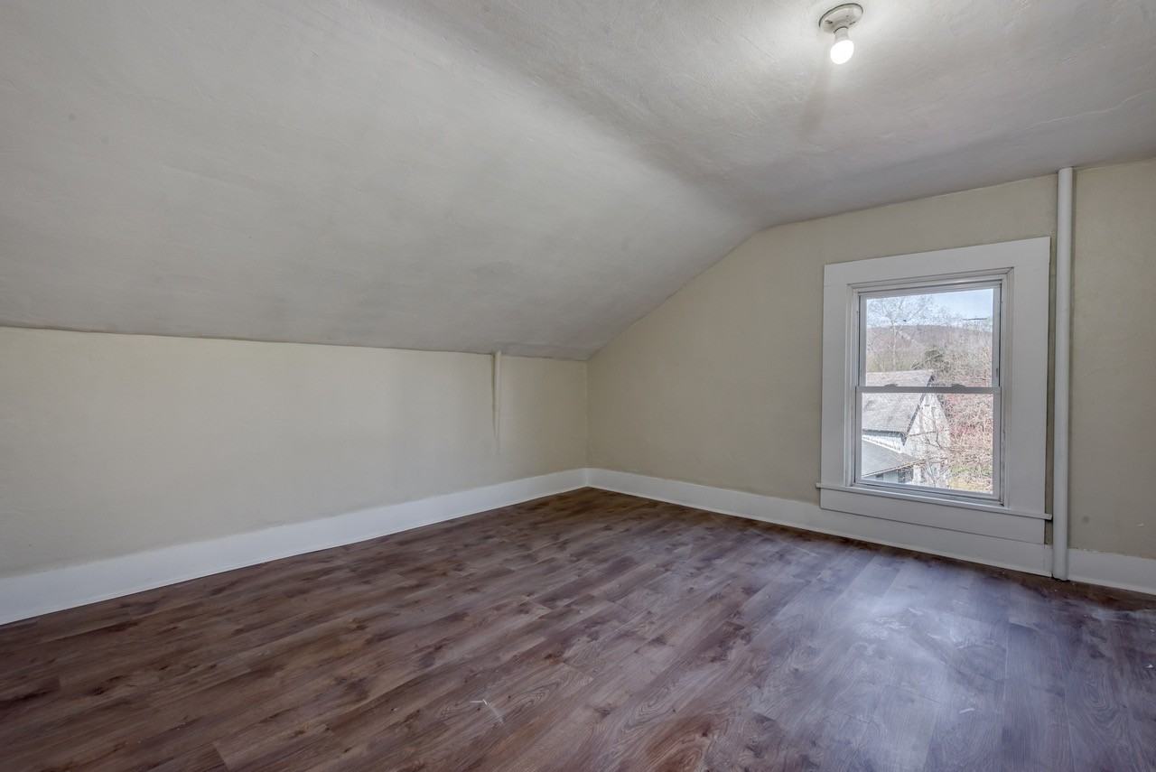 691 Wyoming Ave - Photo 5 of 20