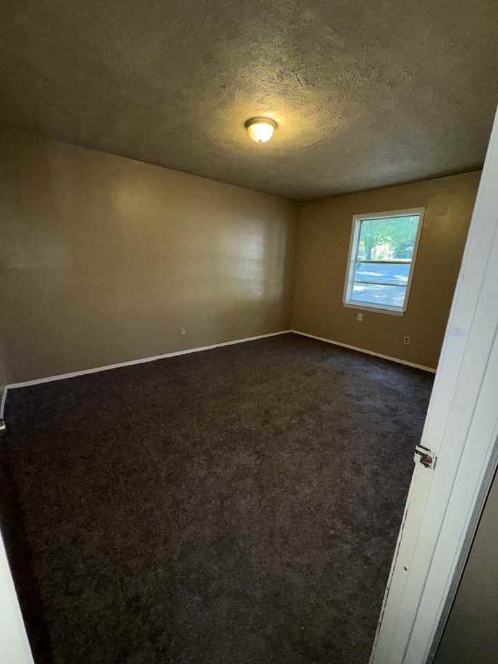 701 N Sampson Ave #7 - Photo 3 of 7