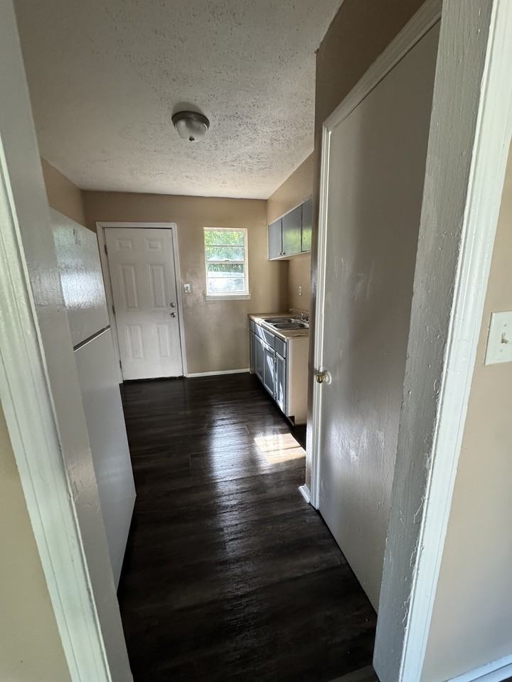 701 N Sampson Ave #7 - Photo 5 of 7