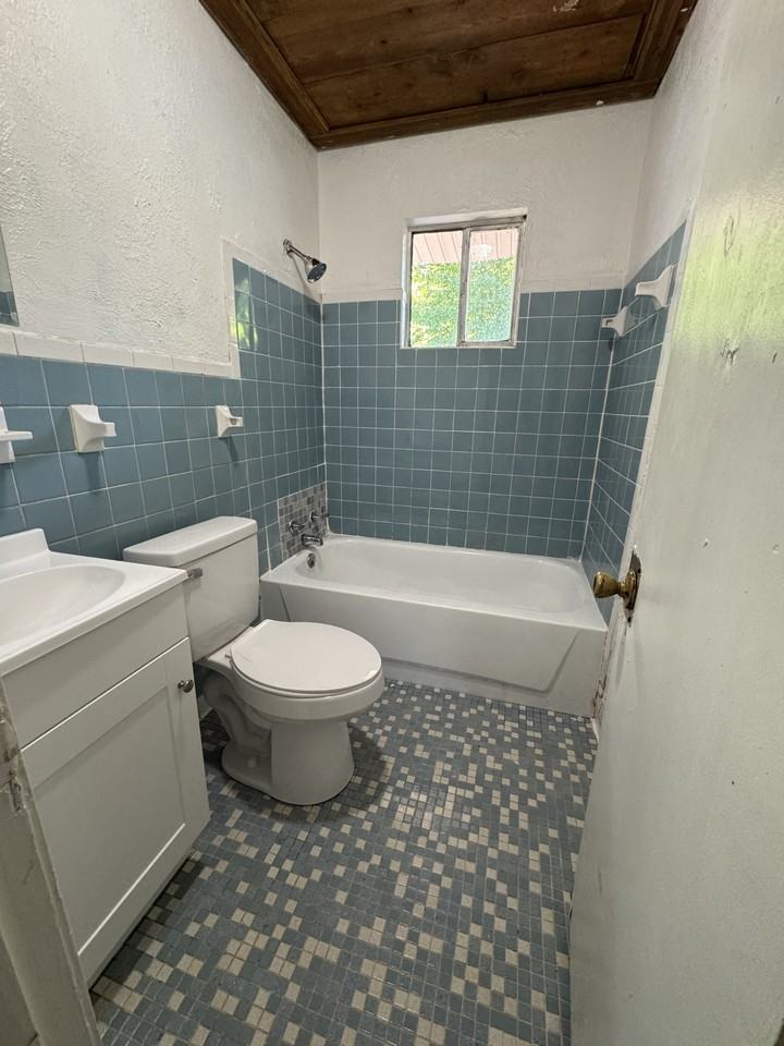 701 N Sampson Ave #7 - Photo 6 of 7