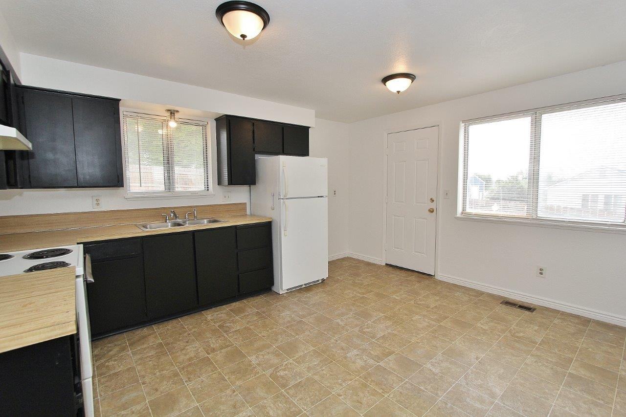 221 S Georgia Ave - Photo 6 of 25