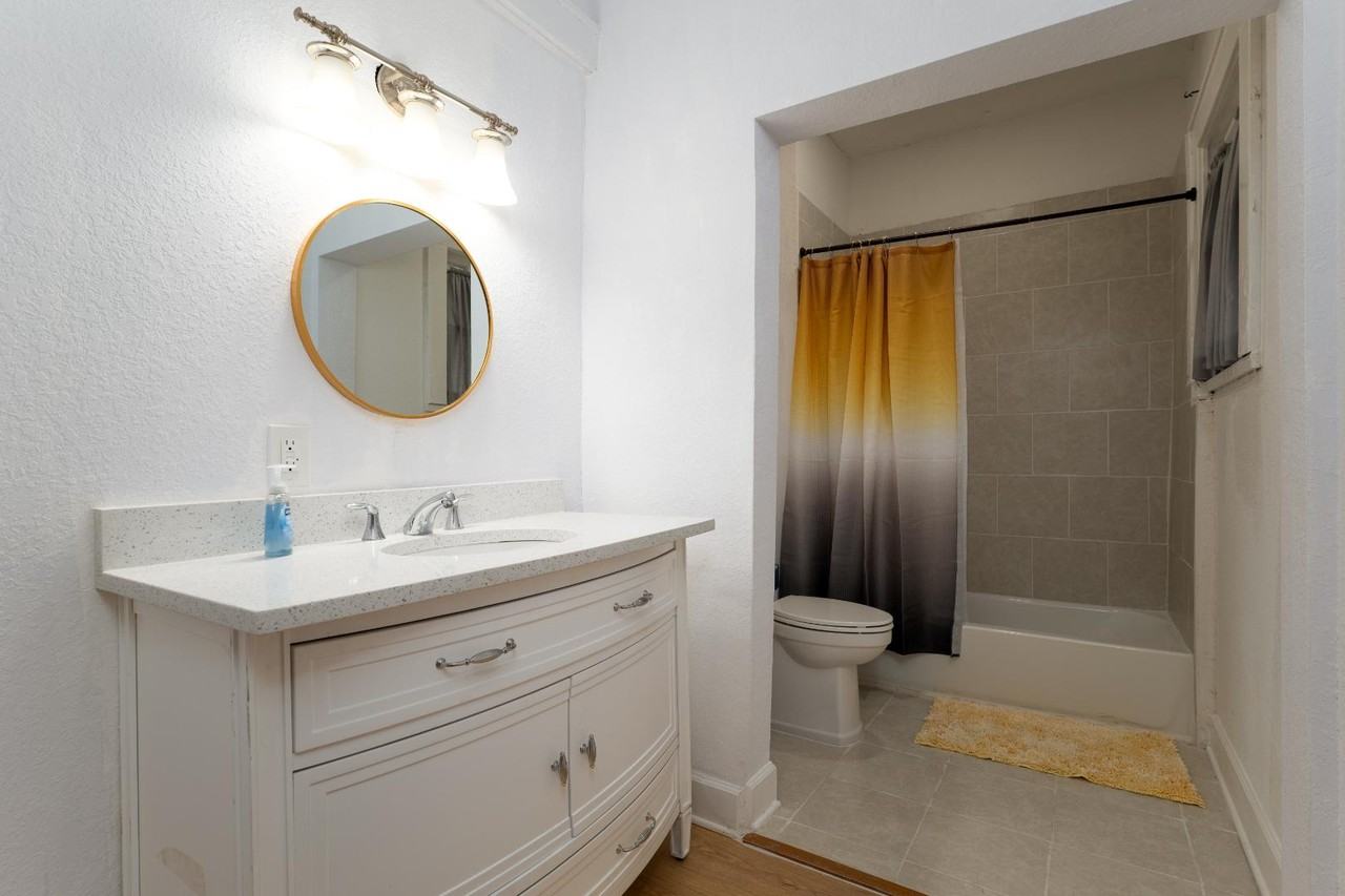105 W 36th St - Photo 3 of 4