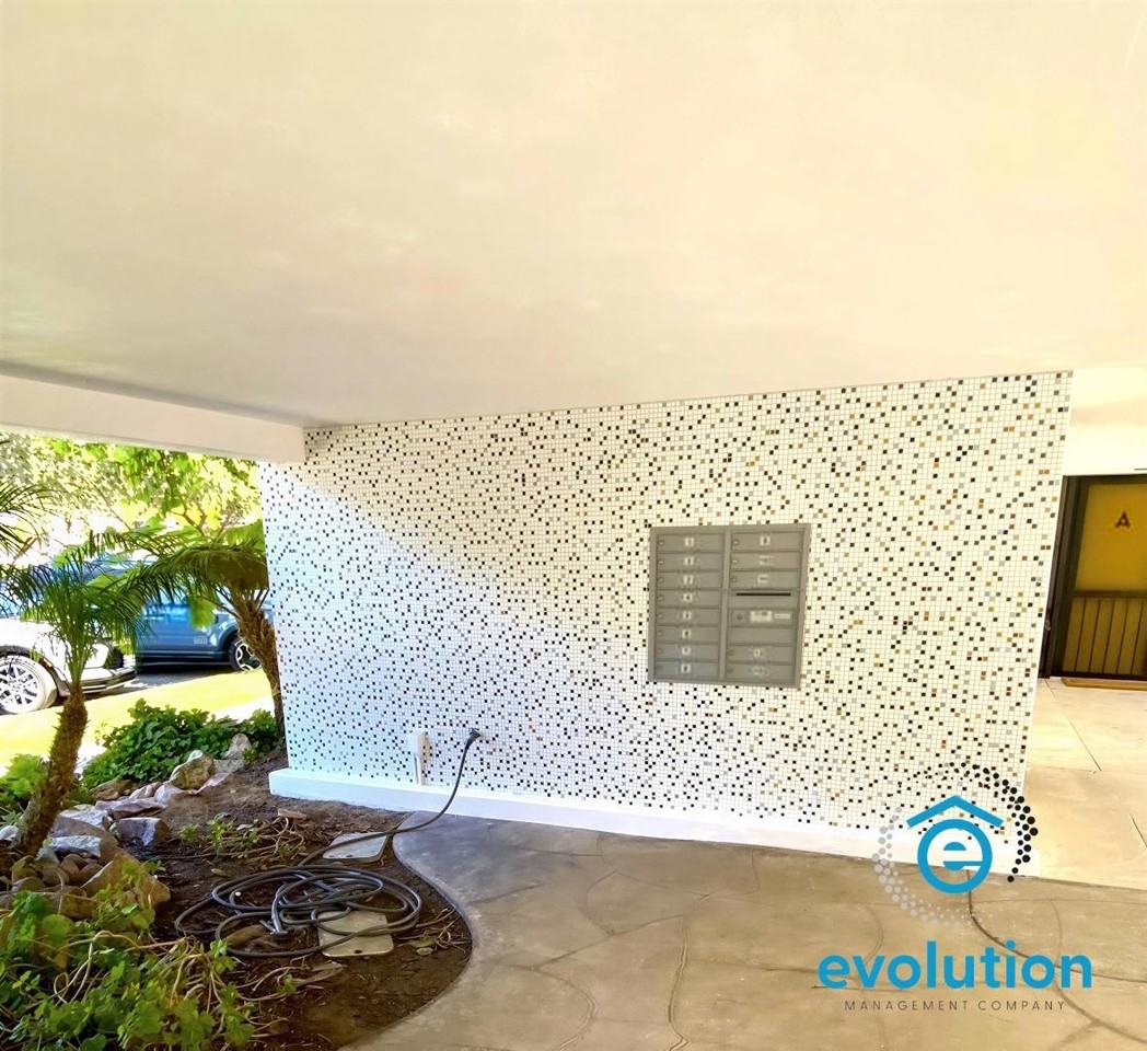 1111 Adella Ave - Photo 4 of 8