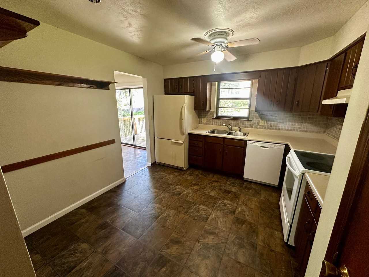 1101 Krohn Dr - Photo 4 of 14