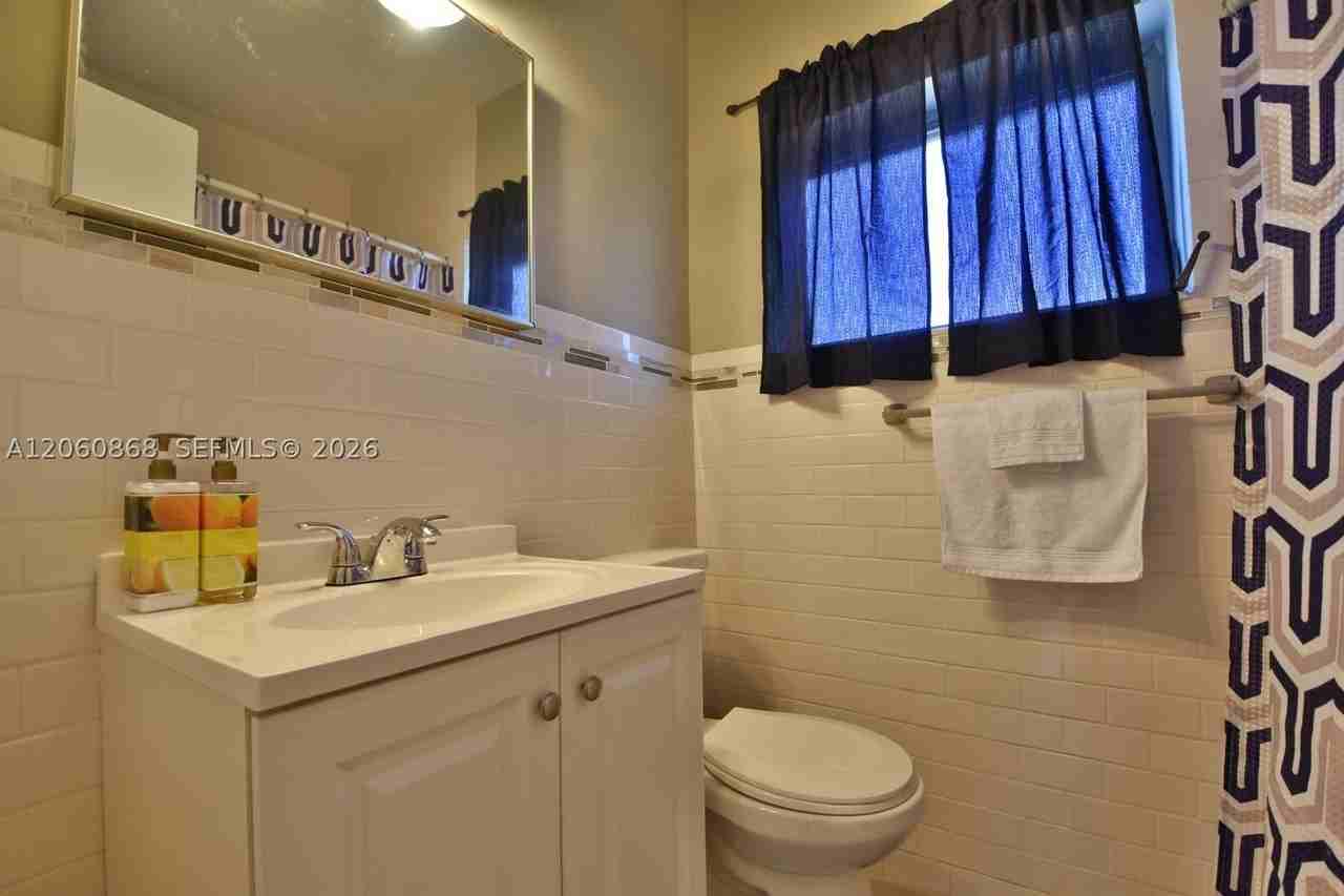 250 Se Park St #1 - Photo 2 of 6
