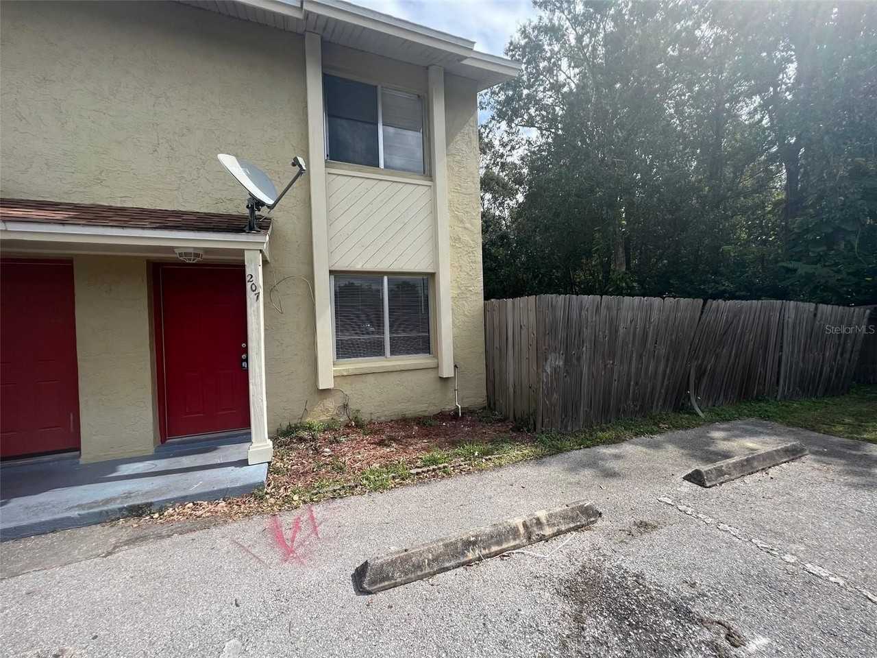 207 S Moss Rd - Photo 2 of 11