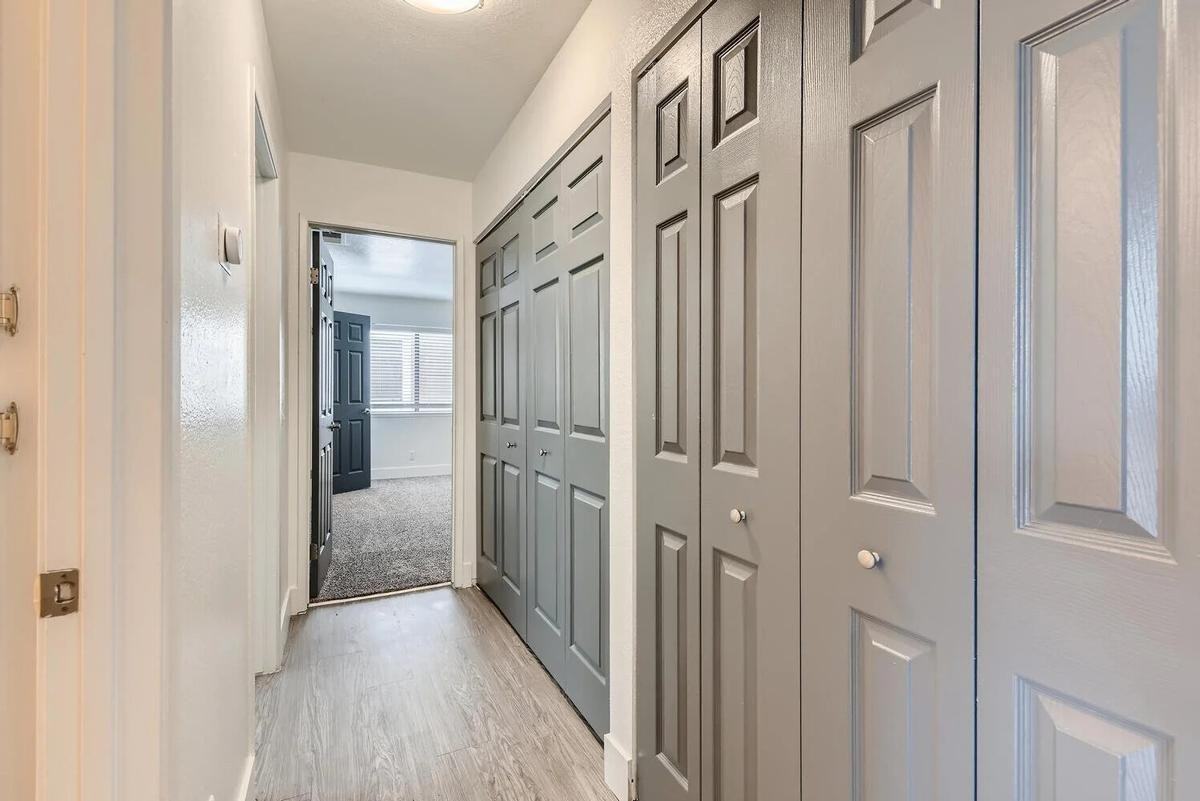 910 W Phillips St - Photo 2 of 13