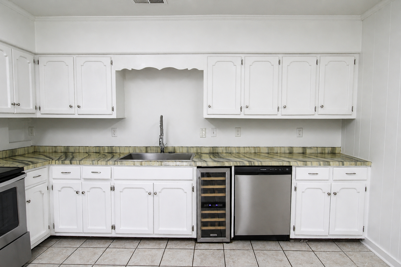 3990 Seven Springs Rd - Photo 7 of 20