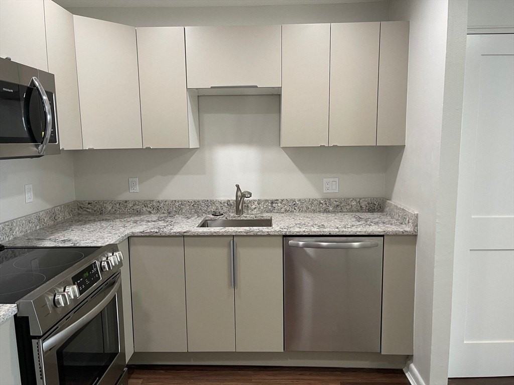 461 Washington St #305 - Photo 3 of 18