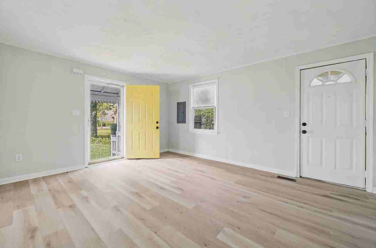 1512 Rolfe Pl - Photo 7 of 25