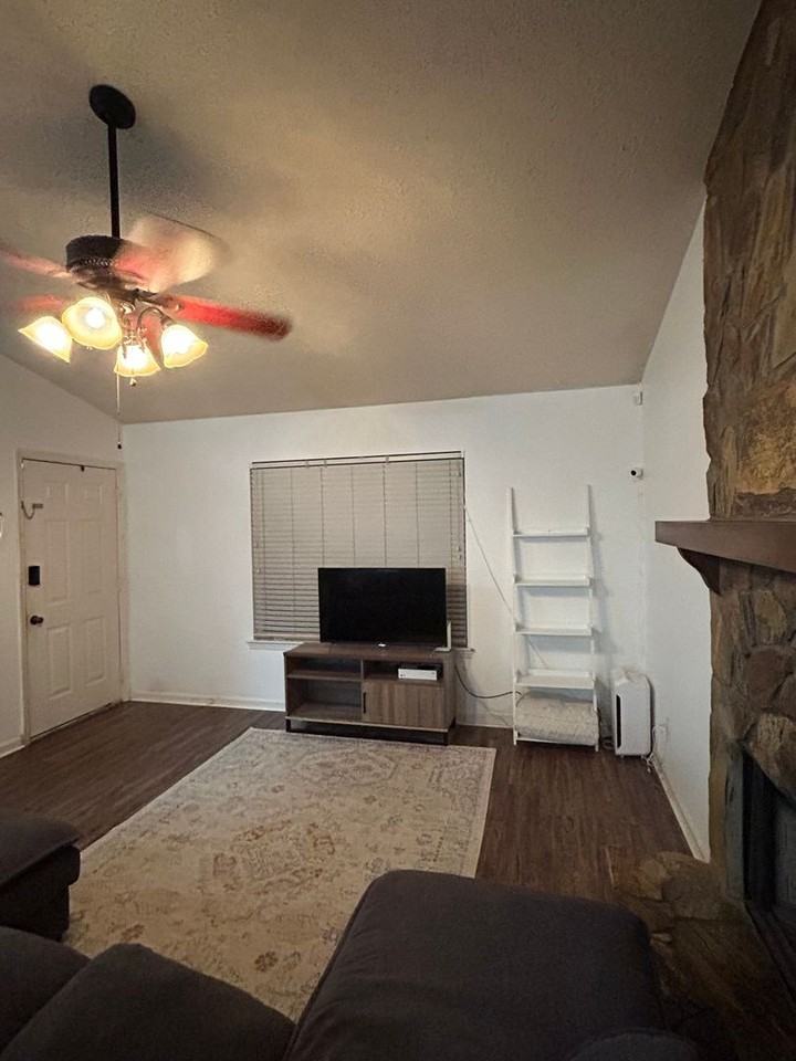 109 Live Oak Cir - Photo 3 of 33