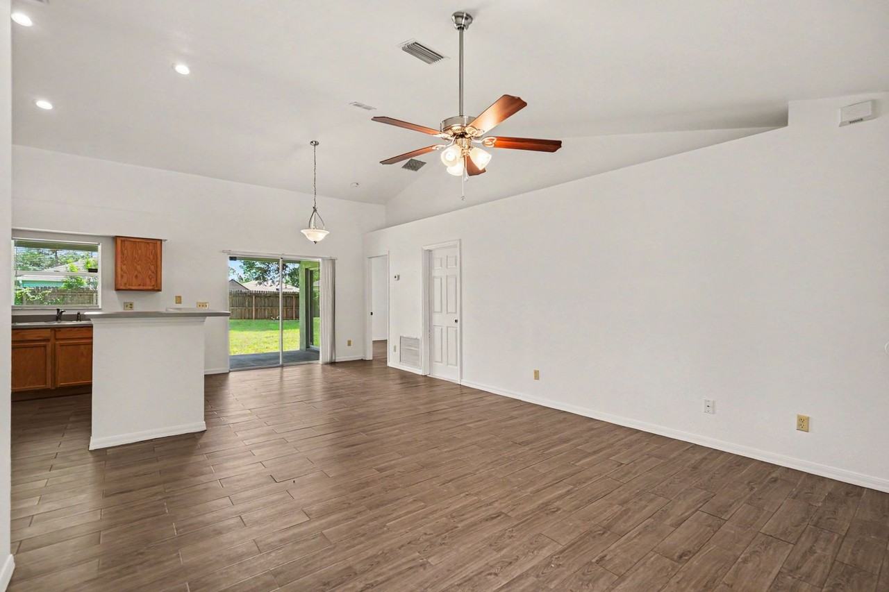 934 Westport St Se - Photo 6 of 22