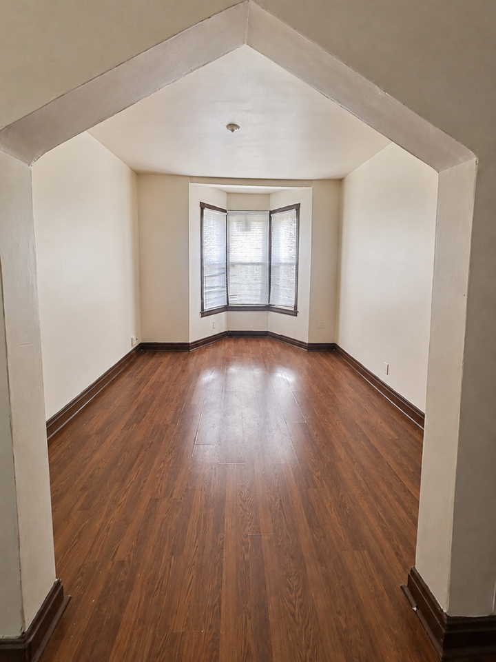 5031 S Elizabeth St - Photo 3 of 7