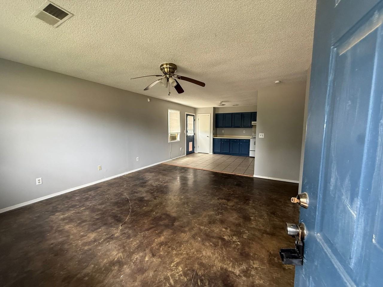 109 Matthews Dr - Photo 2 of 7