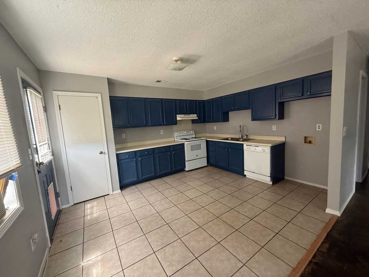 109 Matthews Dr - Photo 3 of 7