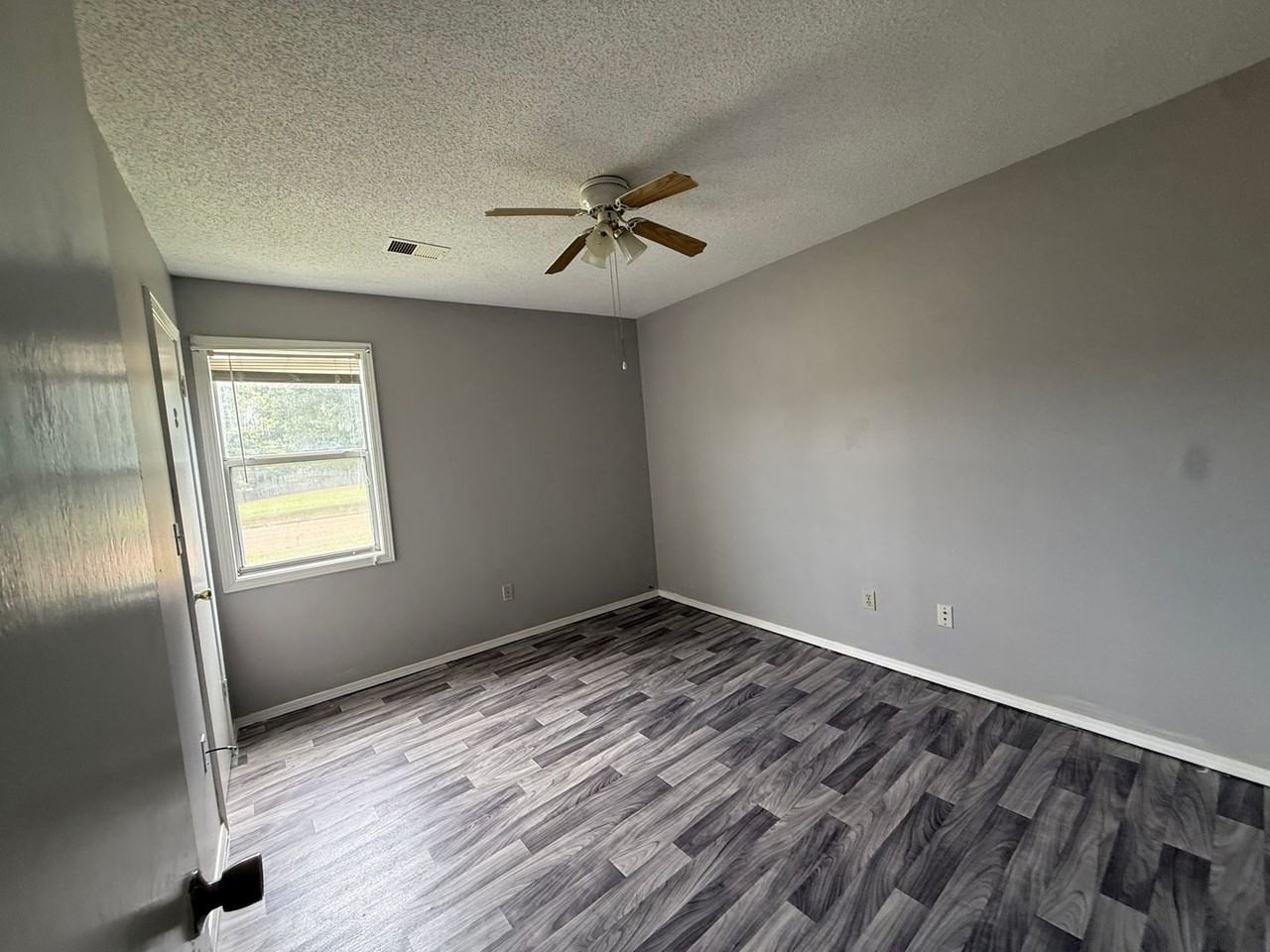 109 Matthews Dr - Photo 4 of 7