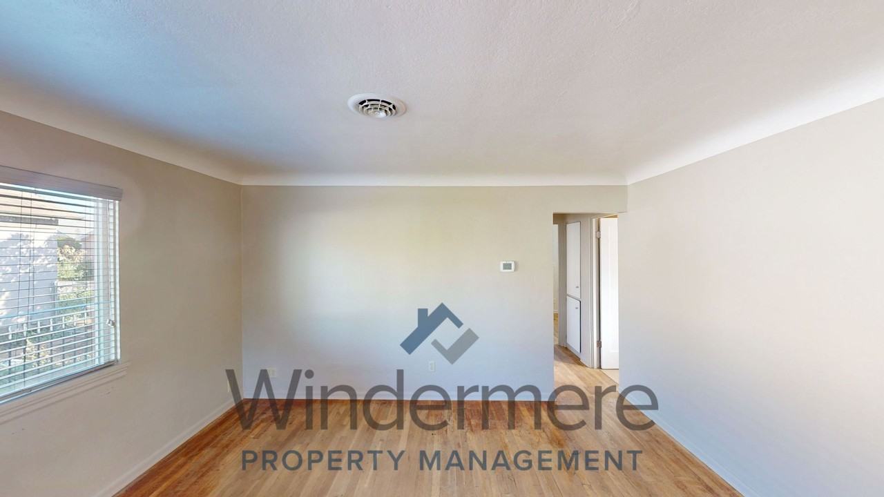 1049 Saint John St - Photo 5 of 17