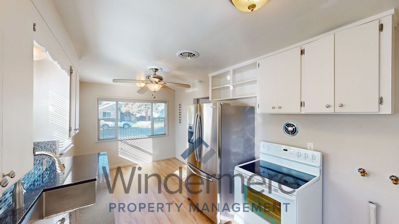 1049 Saint John St - Photo 7 of 17