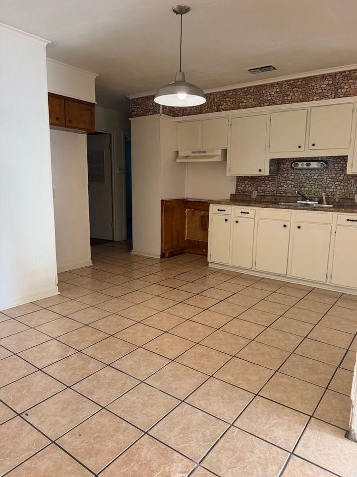 5213 Ellison St - Photo 3 of 7
