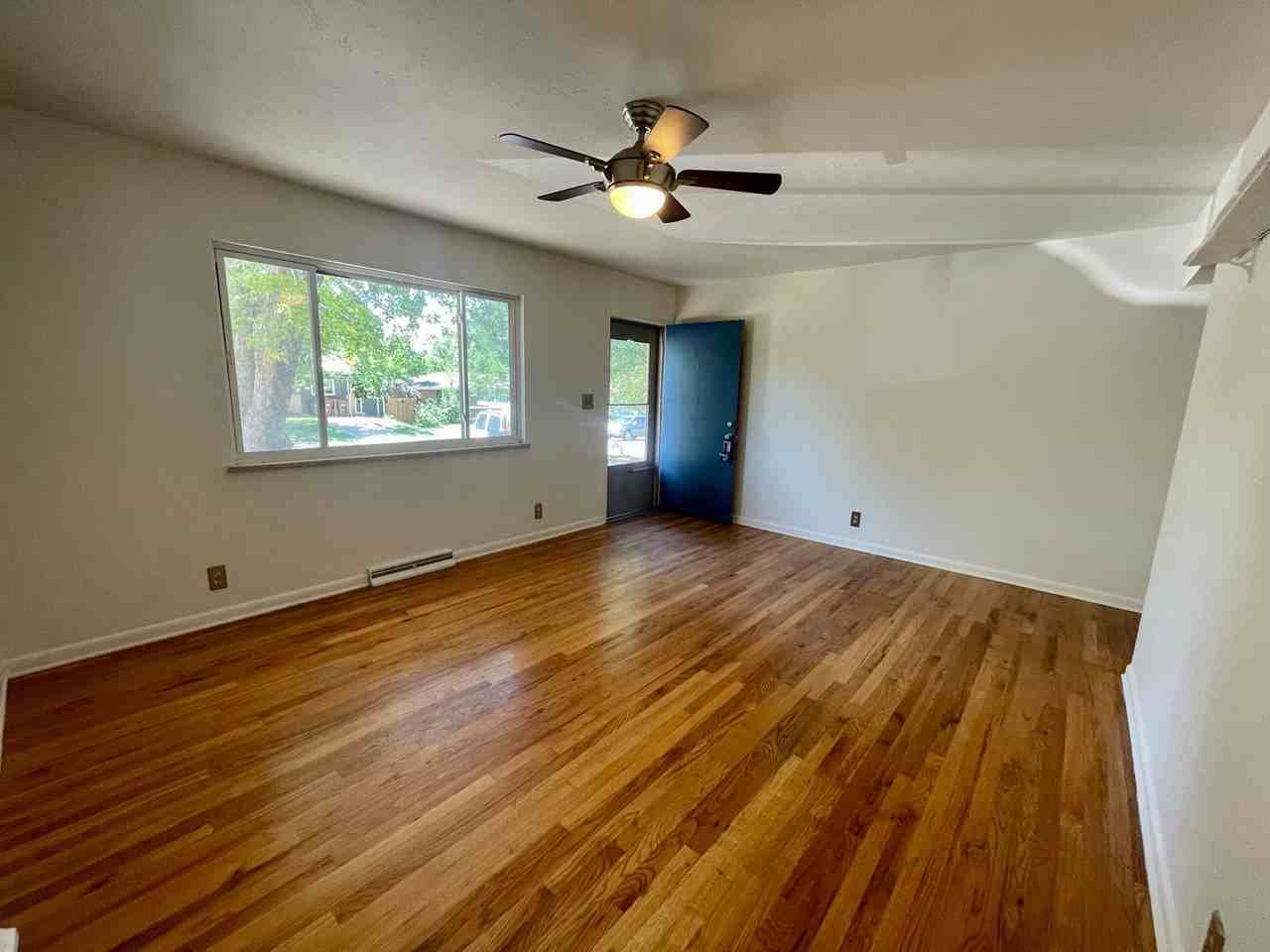 850 37th St - Photo 4 of 17