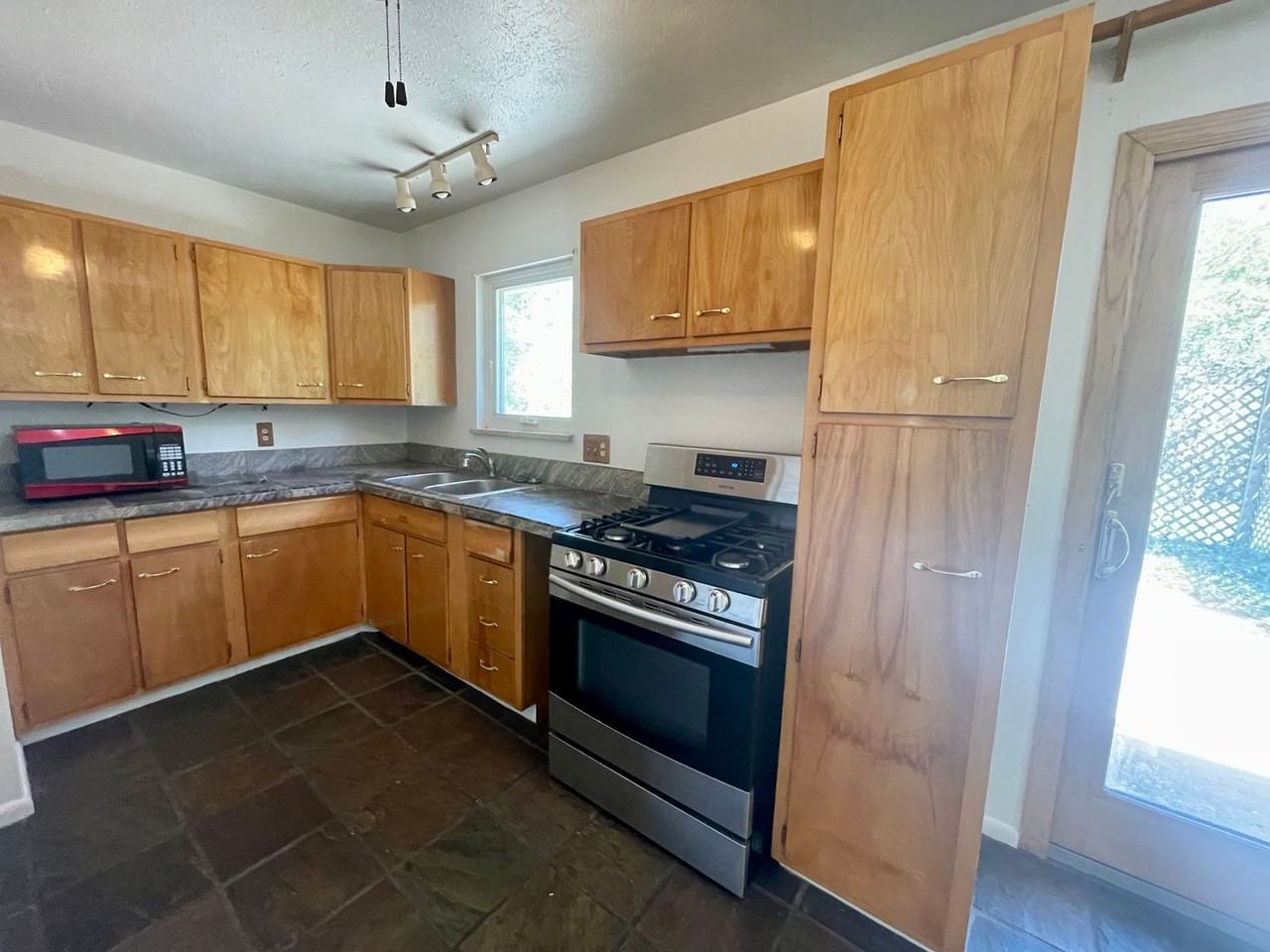 850 37th St - Photo 7 of 17