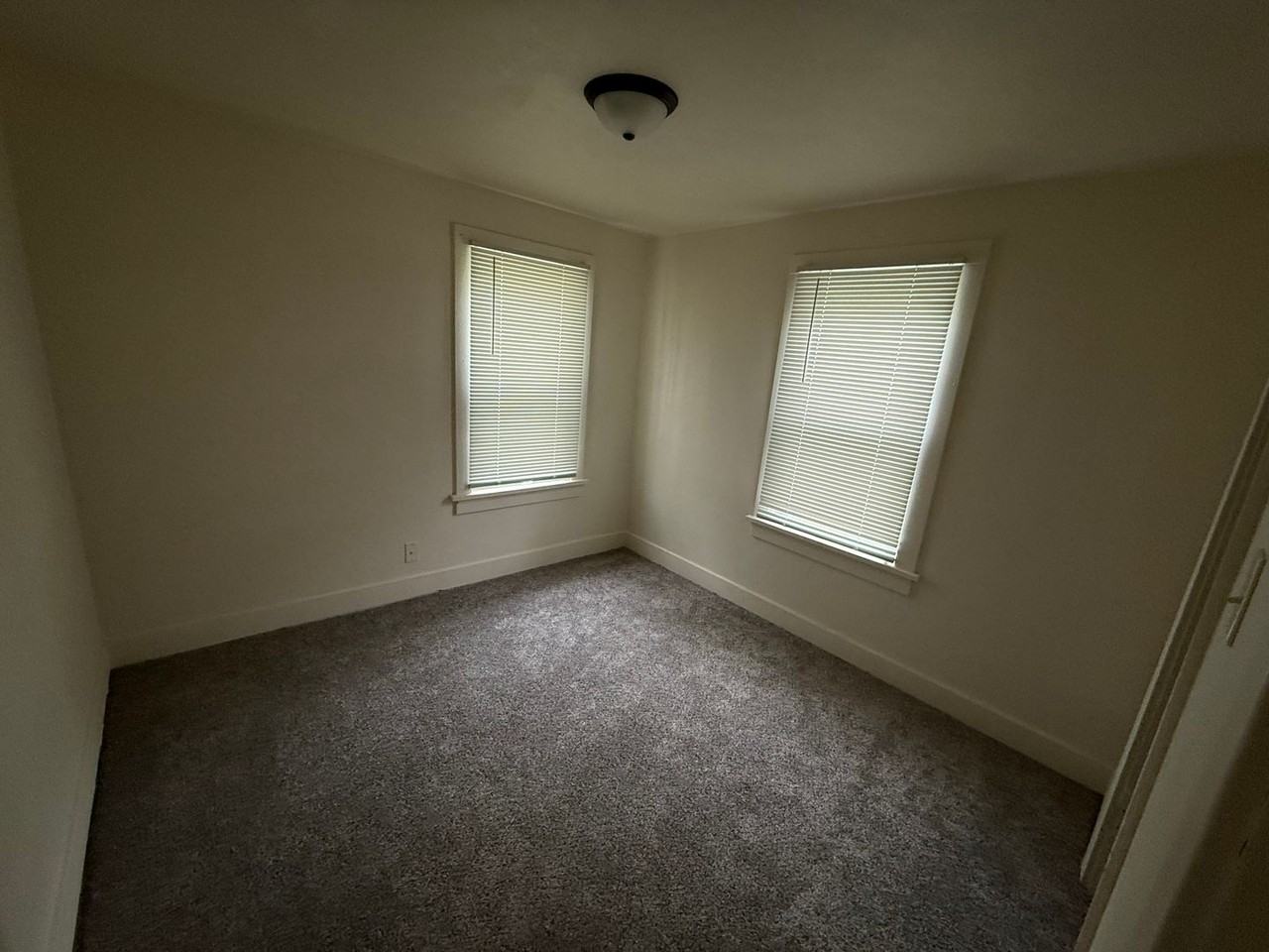 1921 S Wisconsin Ave - Photo 5 of 8