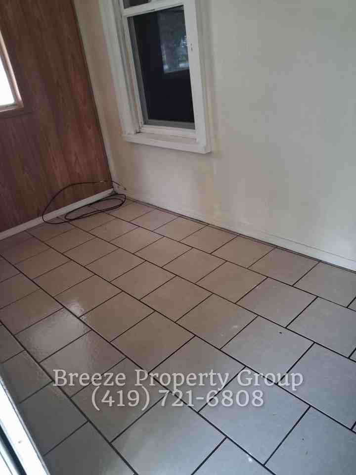 3350 Maple St - Photo 4 of 12