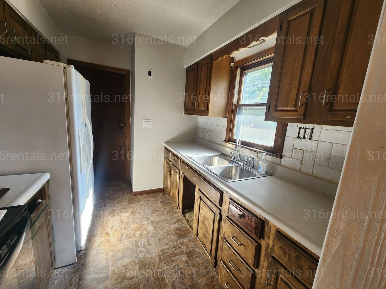 1348 N Crestway St - Photo 7 of 14