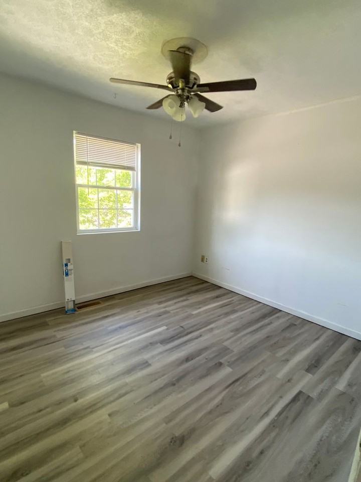 122 Oakwood Rd #H - Photo 6 of 8