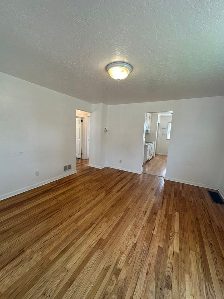 2238 9th Ave - Photo 2 of 8