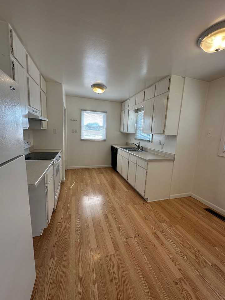 2238 9th Ave - Photo 3 of 8