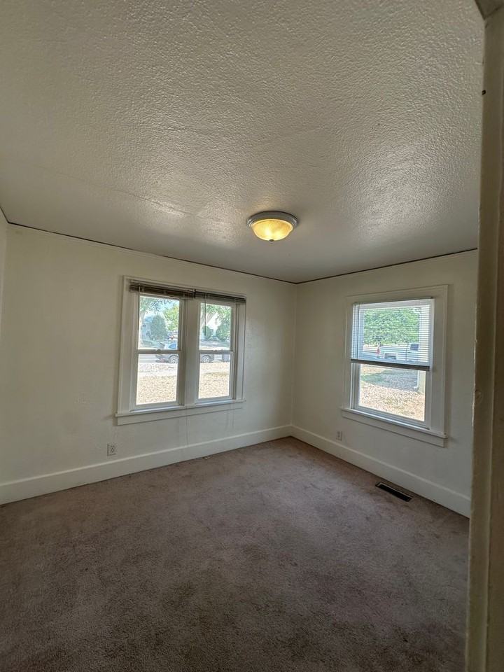 2238 9th Ave - Photo 4 of 8