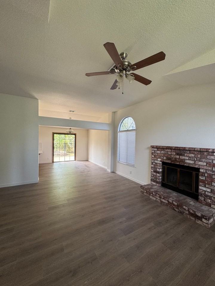 2409 Candlewood Dr - Photo 5 of 28
