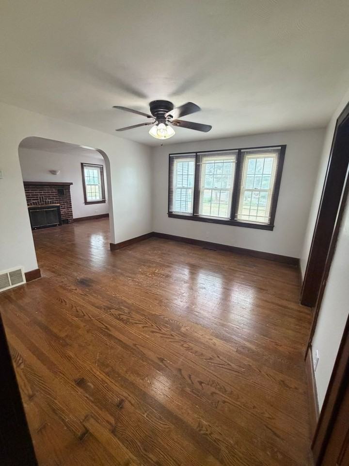 7527 Morgan Rd - Photo 4 of 18